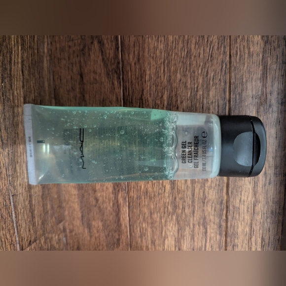 Free Add On With Purchase, MAC Green Gel Cleanser - Picture 2 of 4